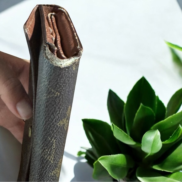 LOUIS VUITTON - Monogram Tri-fold for Men and Women - Picture 9 of 14